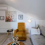 아파트 Hera With Balcony And Free Parking