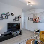 Hera With Balcony And Free Parking 아파트 자다르