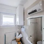 Hera With Balcony And Free Parking 아파트