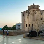 아파트 Hera With Balcony And Free Parking 자다르