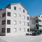 Hera With Balcony And Free Parking 아파트