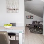 Hera With Balcony And Free Parking 아파트 *