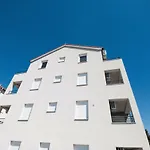 아파트 Hera With Balcony And Free Parking 자다르