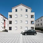 Hera With Balcony And Free Parking 아파트