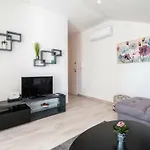 Hera With Balcony And Free Parking 아파트 자다르