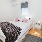 Hera With Balcony And Free Parking 아파트 *