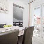 Hera With Balcony And Free Parking 아파트 *