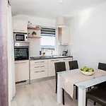 아파트 Hera With Balcony And Free Parking 자다르