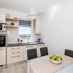 Hera With Balcony And Free Parking 아파트 *