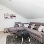 아파트 Hera With Balcony And Free Parking 자다르