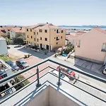 Hera With Balcony And Free Parking 아파트 *