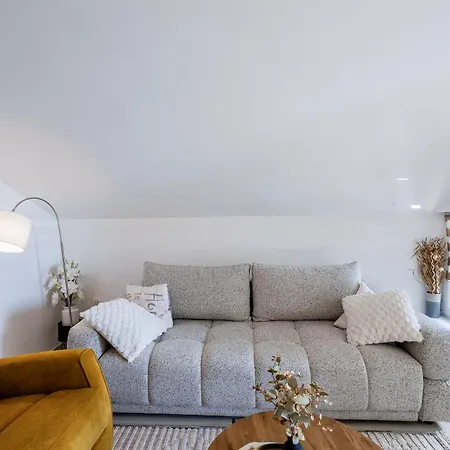 Hera With Balcony And Free Parking 아파트 *