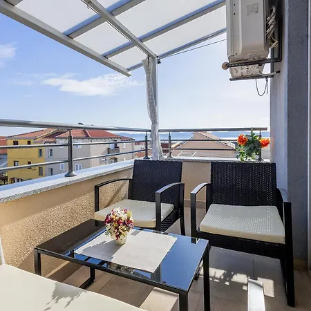 Hera With Balcony And Free Parking 아파트