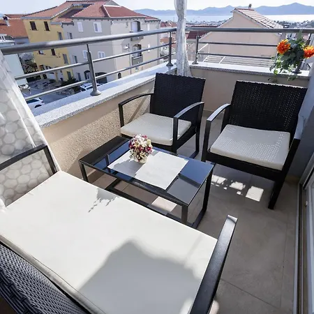 Hera With Balcony And Free Parking 아파트 자다르