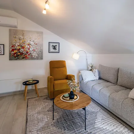 Hera With Balcony And Free Parking 자다르