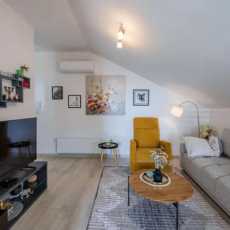 Hera With Balcony And Free Parking 아파트