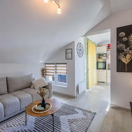 아파트 Hera With Balcony And Free Parking