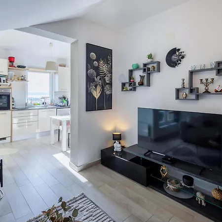 Hera With Balcony And Free Parking 아파트 자다르