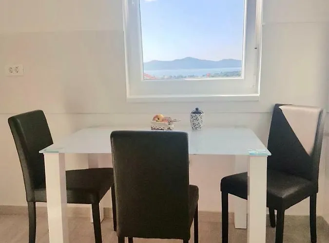 Hera With Balcony And Free Parking アパート ザダル