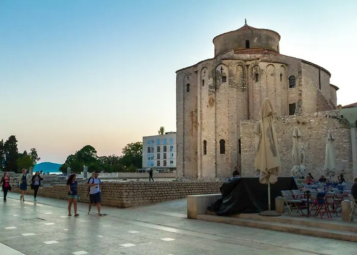 アパート Hera With Balcony And Free Parking ザダル