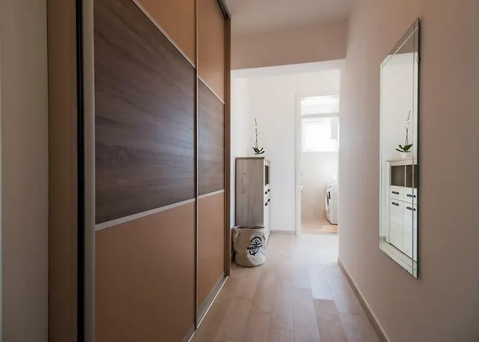 Hera With Balcony And Free Parking ザダル