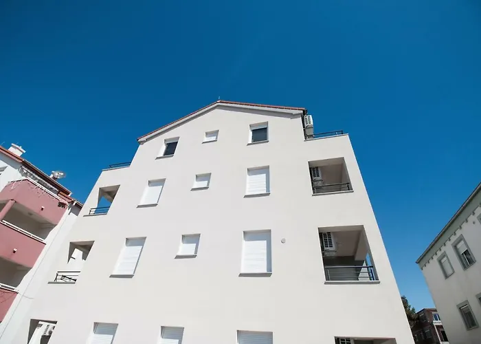 アパート Hera With Balcony And Free Parking ザダル