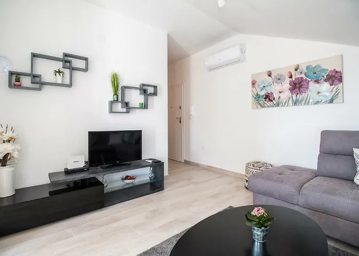 Hera With Balcony And Free Parking アパート ザダル