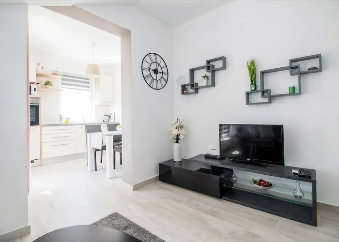 Hera With Balcony And Free Parking ザダル