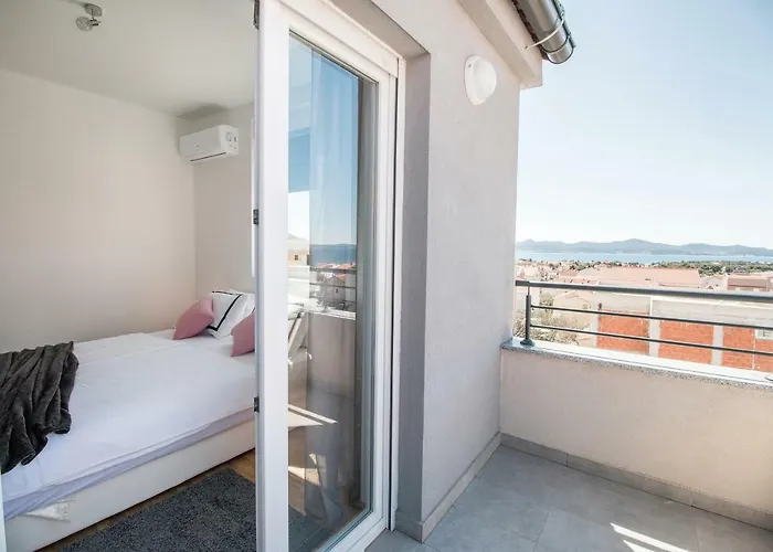 Hera With Balcony And Free Parking ザダル