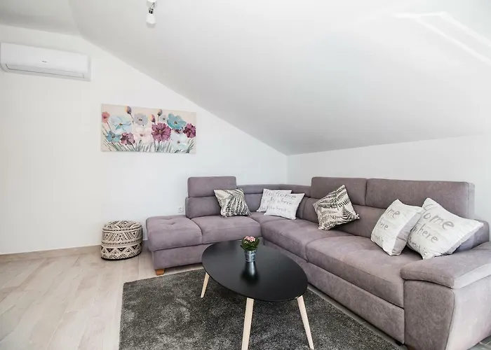 アパート Hera With Balcony And Free Parking ザダル